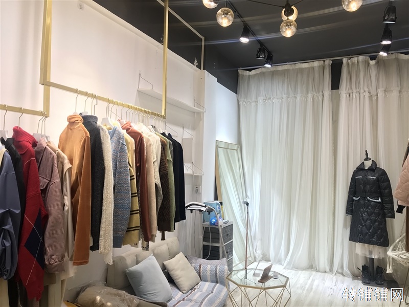 民院旁服装店低价1.9万转让