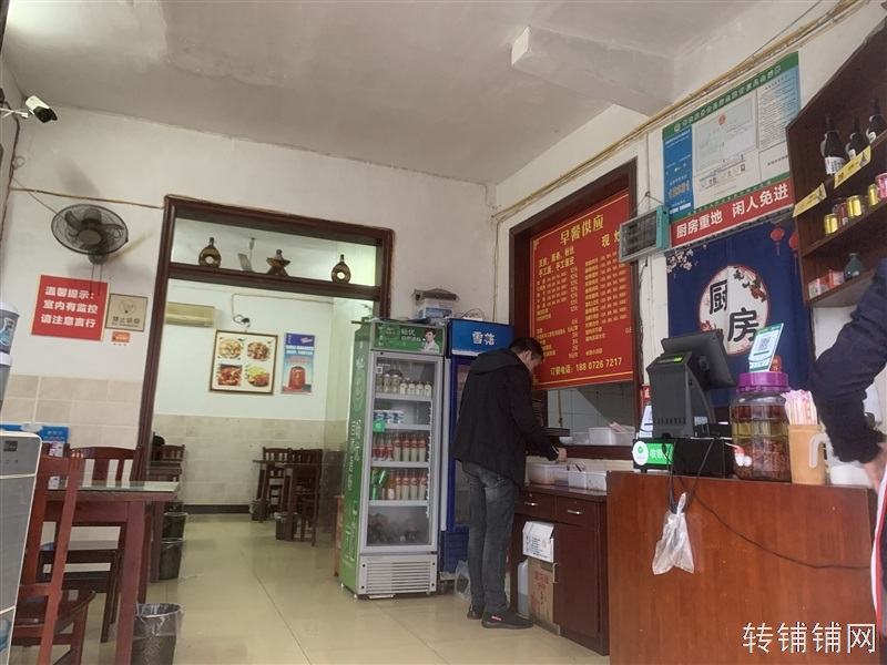 大型医院对面经营多年餐饮店转让