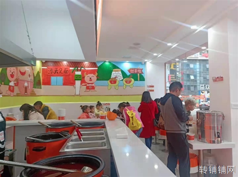 舞阳坝国际大酒店旁临街餐饮店面转让