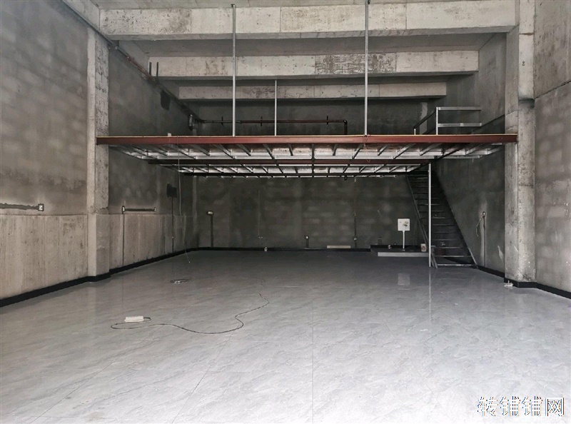 后山湾临街旺铺房东直租/112平米加60平米吊顶隔层