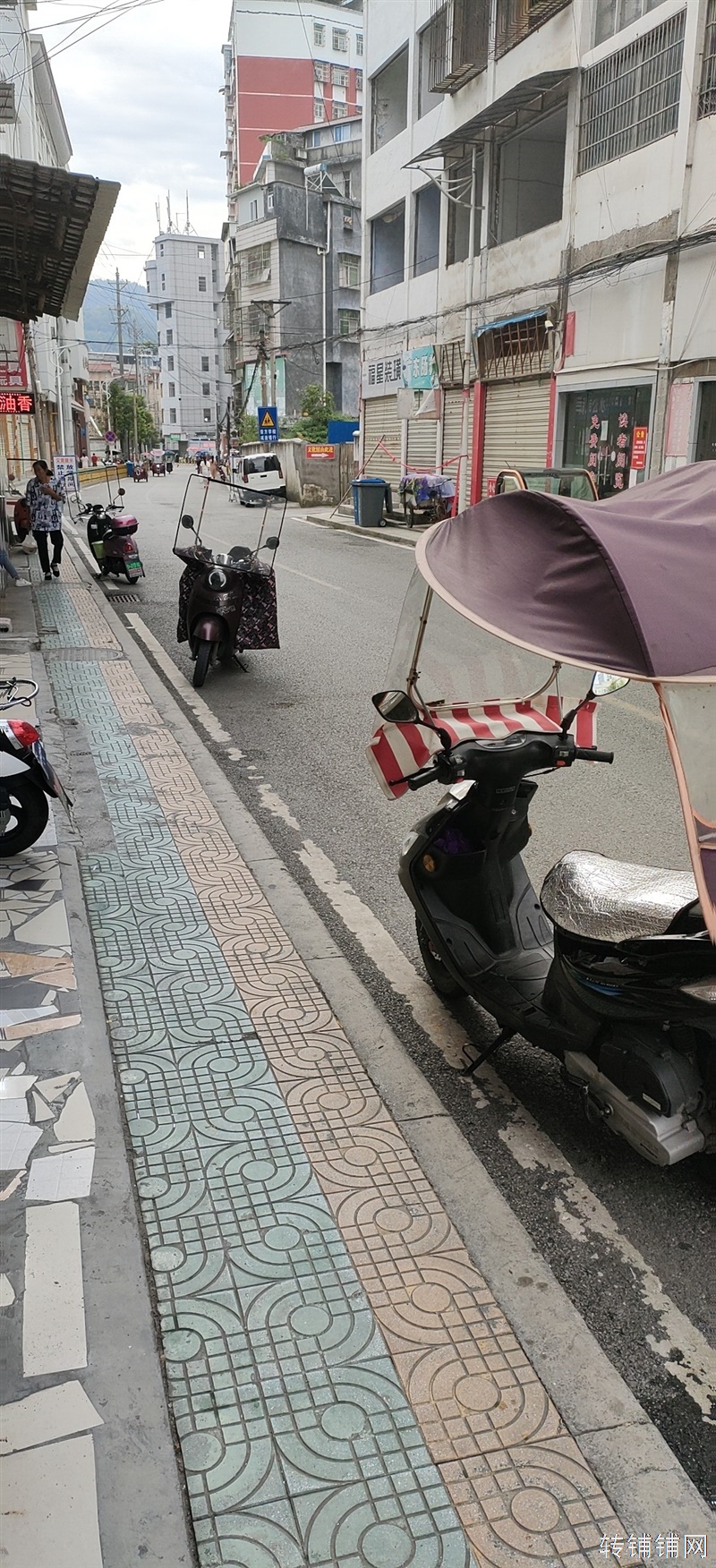 建始县小学旁店面转让